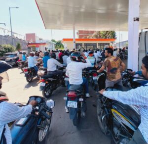 अयोध्या में पेट्रोल पंप पर लगी वाहनों की लंबी कतार