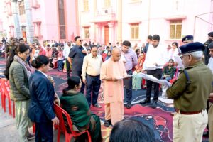 गोरखपुर के गोरखनाथ मंदिर में आयोजित जनता दर्शन में लोगों की समस्याएं सुनते मुख्यमंत्री योगी आदित्यनाथ।