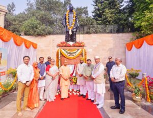 सीएम योगी ने दी श्रद्धांजलि 