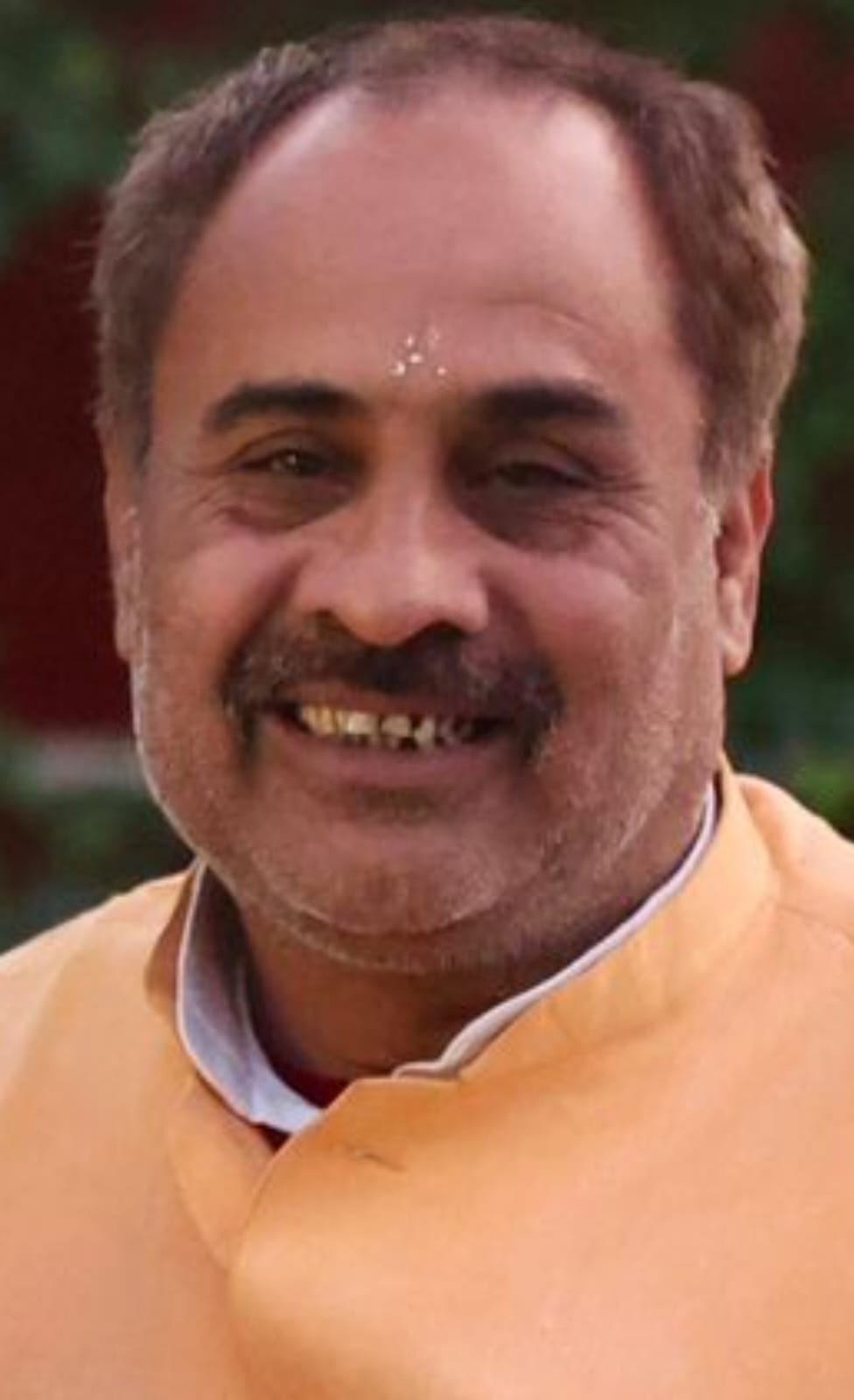 रसोई गैस सिलेंडर के लिए लाइन में खड़े लोग