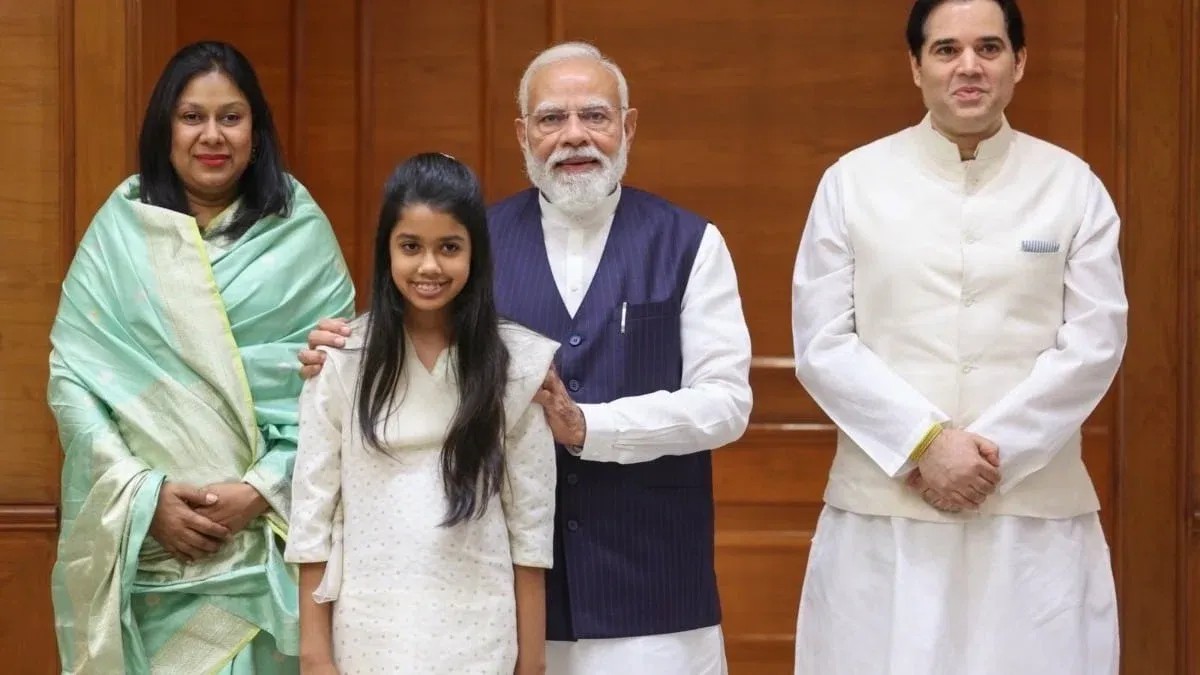 नरेंद्र मोदी और वरुण गांधी की सोशल मीडिया पर वायरल फोटो