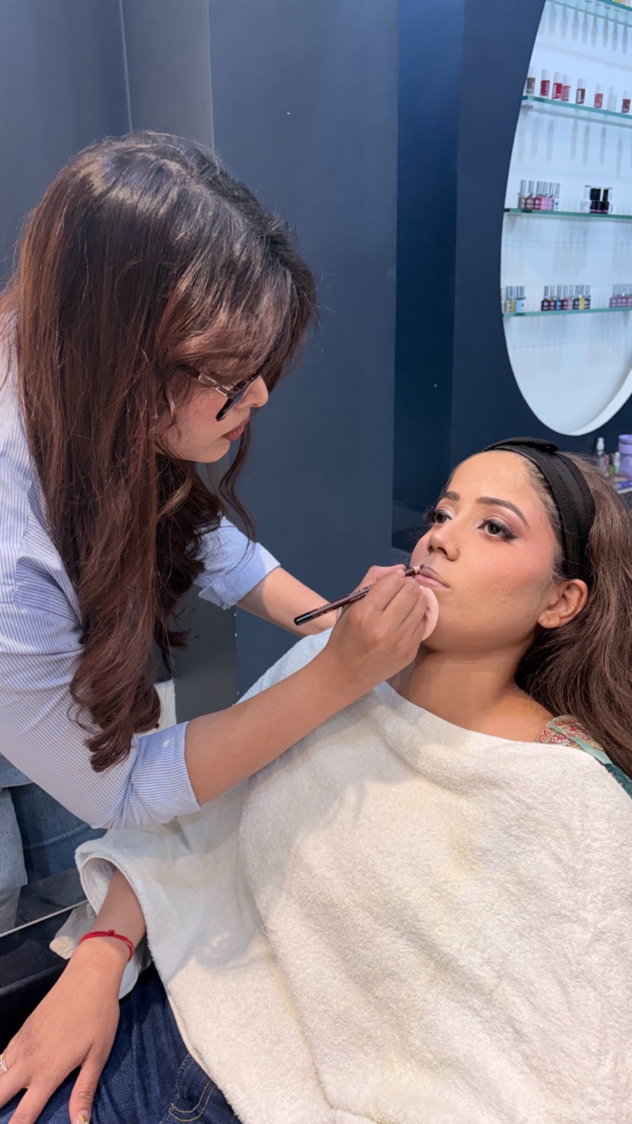 लखनऊ की महिला उद्यमी सैलून में काम करते हुए”