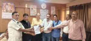 लखनऊ एनेक्सी मीडिया सेंटर में पत्रकारों द्वारा नामांकन दाखिल करते हुए