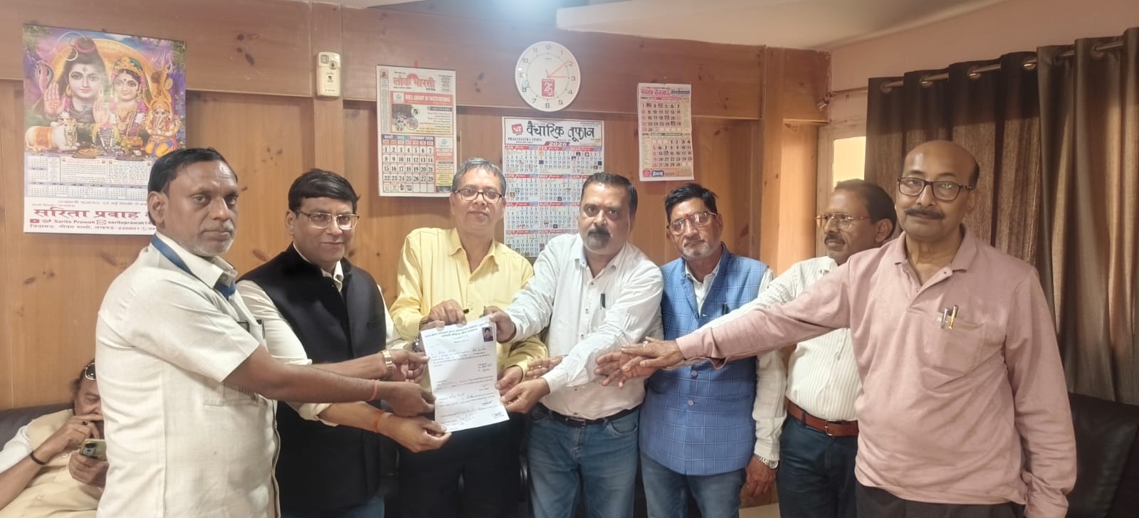 लखनऊ एनेक्सी मीडिया सेंटर में पत्रकारों द्वारा नामांकन दाखिल करते हुए