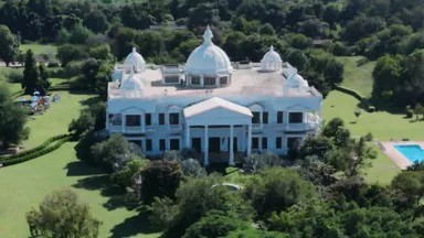 लखनऊ सहारा सिटी परिसर और खाली कराए जा रहे भवन का दृश्य