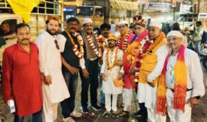 चेटी चंड जुलूस पर मुस्लिम समाज द्वारा पुष्प वर्षा करते लोग लखनऊ में
