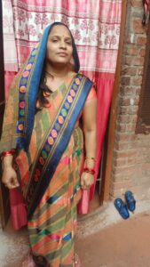 निकिता वर्मा अपने ईंट निर्माण प्लांट में काम करते कर्मचारियों के साथ