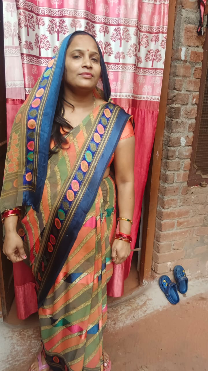 निकिता वर्मा अपने ईंट निर्माण प्लांट में काम करते कर्मचारियों के साथ