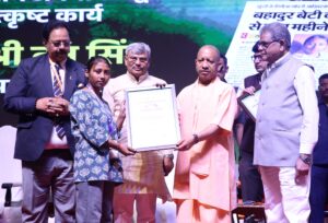 लखनऊ में अंतरराष्ट्रीय वन दिवस पर आयोजित कार्यक्रम में मुख्यमंत्री योगी आदित्यनाथ द्वारा वीर बच्चों को सम्मानित करते हुए