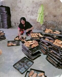 “बरेली की नसरीन बी और उनके समूह की महिलाएं बेकरी व्यवसाय में काम करती हुईं”