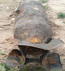 स्वर्णरेखा नदी किनारे मिला बम जांच करती बम निरोधक टीम