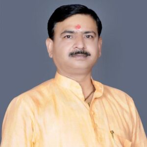 कुर्सी रोड चौड़ीकरण के विरोध में व्यापारियों की बैठक का दृश्य