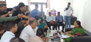 उत्तर प्रदेश में महिला सशक्तिकरण को दर्शाती ग्रामीण महिलाओं की समूह बैठक