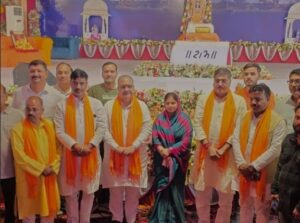 अयोध्या में राम कथा महोत्सव के दौरान श्रद्धालुओं की भीड़