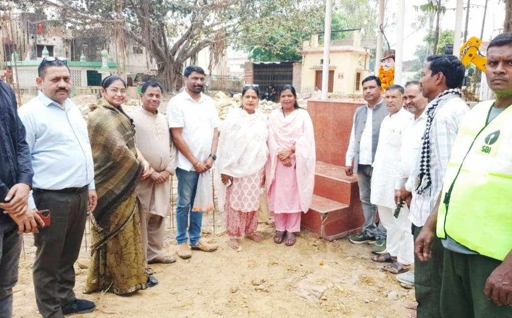 अयोध्या में शहीद दिवस पर भगत सिंह की प्रतिमा पर श्रद्धांजलि अर्पित करते लोग