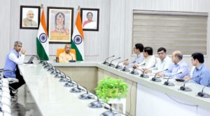 मेट्रो को लेकर बैठक करते हुए सीएम योगी आदित्यनाथ दिए निर्देश 