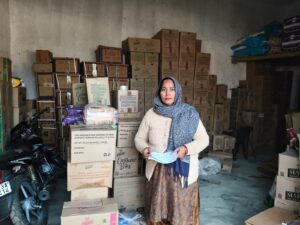 स्वयं सहायता समूह की महिलाएं सिलाई और स्वरोजगार कार्य करते हुए