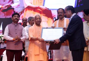 सीएम योगी आदित्यनाथ निवेश मित्र 3.0 लॉन्च करते हुए