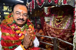 मां विंध्यवासिनी मंदिर विंध्याचल में पूजा करते डिप्टी सीएम केशव प्रसाद मौर्य 
