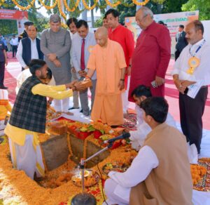 एमएमएमयूटी गोरखपुर में गर्ल्स हॉस्टल शिलान्यास करते मुख्यमंत्री योगी आदित्यनाथ