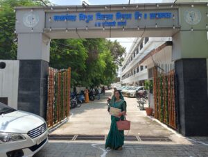 ग्रामीण क्षेत्र में मोबाइल से बिजली बिल भुगतान कराती महिला ‘विद्युत सखी’