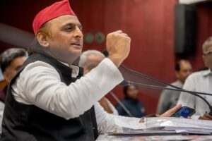 अखिलेश यादव गैस संकट पर बयान देते हुए