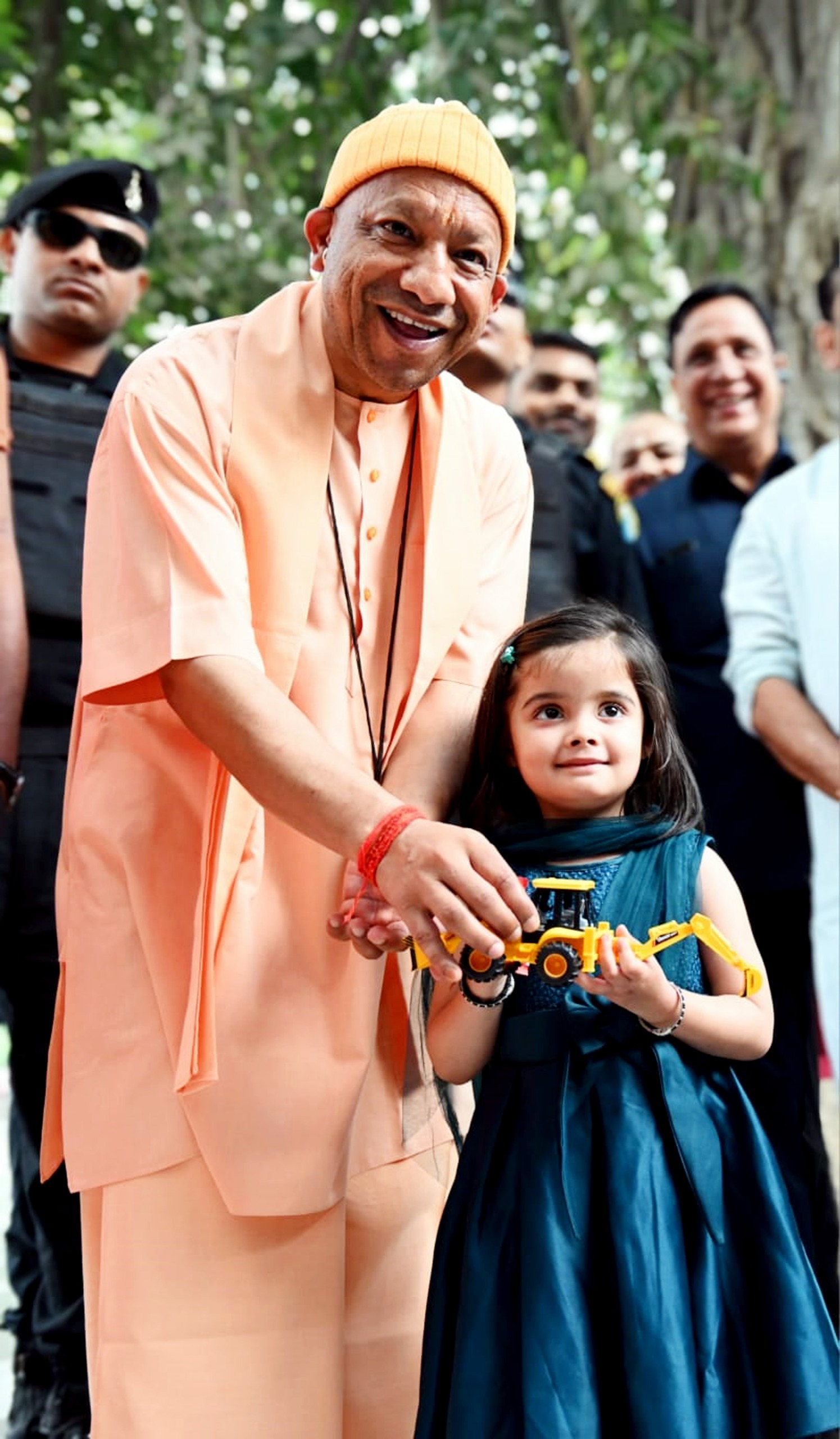 सीएम योगी आदित्यनाथ को नन्हीं बच्ची द्वारा खिलौना बुलडोजर गिफ्ट करते हुए