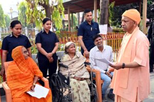 गोरखपुर में जनता दर्शन के दौरान लोगों की समस्याएं सुनते मुख्यमंत्री योगी आदित्यनाथ