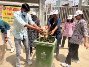 अवध विश्वविद्यालय NSS स्वयंसेवक स्वच्छता अभियान चलाते हुए