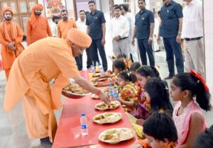 चैत्र नवरात्रि पर कन्या भोज कराते सीएम योगी 