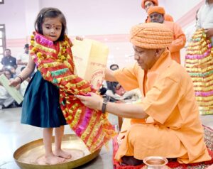 गोरखनाथ मंदिर में कन्या पूजन करते मुख्यमंत्री योगी आदित्यनाथ