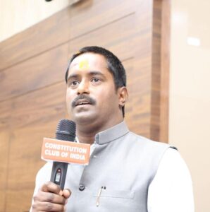 सौरभ सोमवंशी अपनी पुस्तक के साथ, गोरखनाथ मठ और राम मंदिर आंदोलन पर आधारित