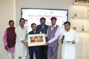 लखनऊ में आयोजित राष्ट्रीय अवधी संगोष्ठी का दृश्य, मंच पर अतिथि और प्रतिभागी