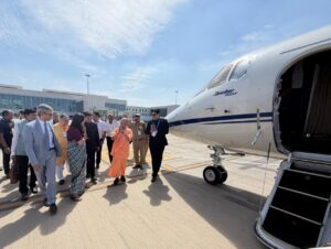 जेवर एयरपोर्ट से उड़ान भरता विमान