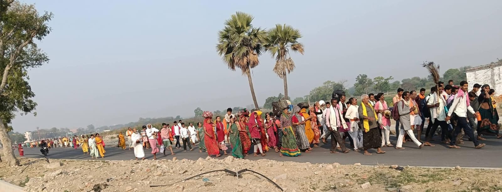 अयोध्या में पंचकोसी परिक्रमा के दौरान उमड़ी श्रद्धालुओं की भीड़