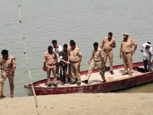 सरयू नदी में लापता युवक की तलाश करती पुलिस और SDRF टीम