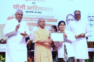 नर्सिंग अधिकारियों को नियुक्ति पत्र देते मुख्यमंत्री योगी आदित्यनाथ