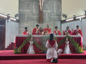 लखनऊ के चर्च में ईस्टर प्रार्थना के दौरान श्रद्धालु