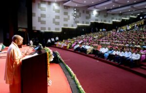 सीएम योगी आदित्यनाथ आंगनवाड़ी कार्यकत्रियों को स्मार्टफोन और नियुक्ति पत्र वितरित करते हुए”