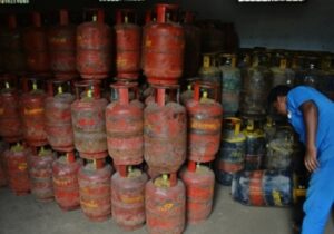 घरेलू गैस सिलेंडर के दाम बढ़ने से बढी लोगों की परेशानी 