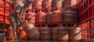 LPG सिलेंडर आपूर्ति, स्टॉक और कालाबाजारी के खिलाफ प्रशासनिक कार्रवाई का प्रतीकात्मक दृश्य