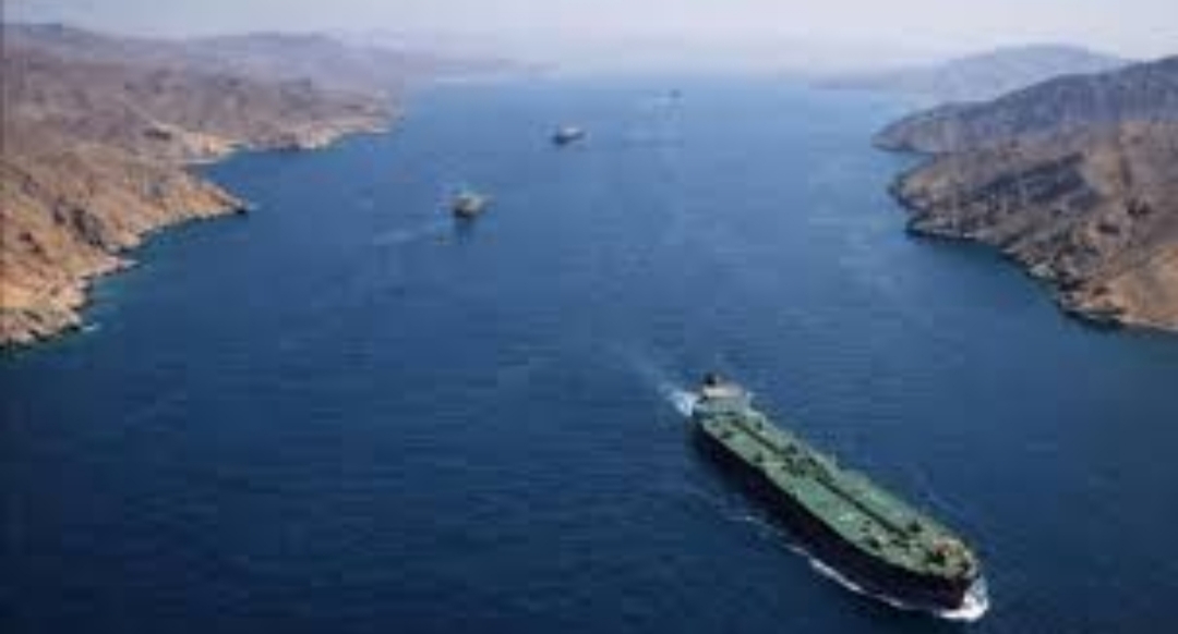 Strait of Hormuz से गुजरता हुआ बड़ा कच्चा तेल टैंकर