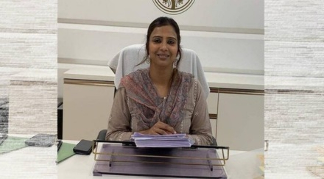 उत्तर प्रदेश परिवहन विभाग मुख्यालय लखनऊ स्कूली बस की जांच करते परिवहन विभाग के अधिकारी आरटीओ द्वारा स्कूल बस का निरीक्षण स्कूल बस सुरक्षा जांच अभियान