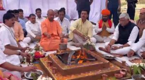 उत्तर प्रदेश के मुख्यमंत्री योगी आदित्यनाथ बैठक के दौरान निर्देश देते हुए