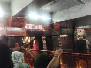 विंध्याचल मंदिर में दर्शन के लिए लगी लंबी लाइन और श्रद्धालुओं की भीड़