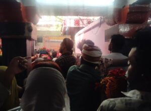 विंध्याचल मंदिर में दर्शन के लिए लगी लंबी लाइन और श्रद्धालुओं की भीड़