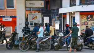 भारत में पेट्रोल पंप पर ईंधन भराते लोग