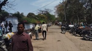 ईगल गैस एजेंसी कैंट के बाहर खड़े गैस सिलेंडर के इंतजार में लोग 