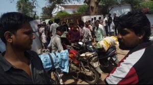 अयोध्या में गैस एजेंसी पर लगी लंबी कतार और परेशान उपभोक्ता