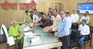 राजभवन लखनऊ में राज्यपाल आनंदीबेन पटेल से मिलते पत्रकार